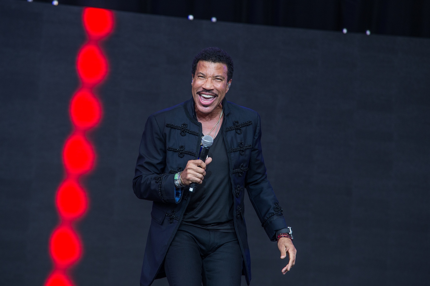 Lionel Richie embraces Glastonbury 2015’s legend slot