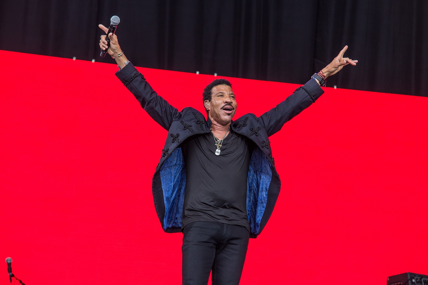 Lionel Richie embraces Glastonbury 2015’s legend slot