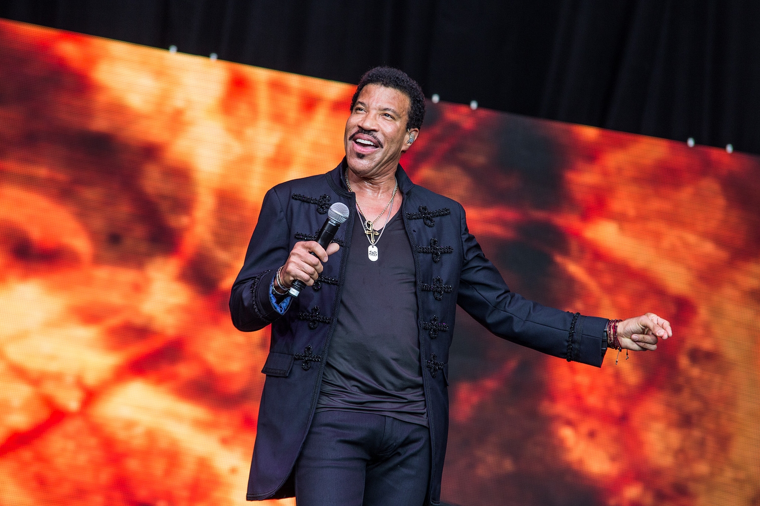 Lionel Richie embraces Glastonbury 2015’s legend slot