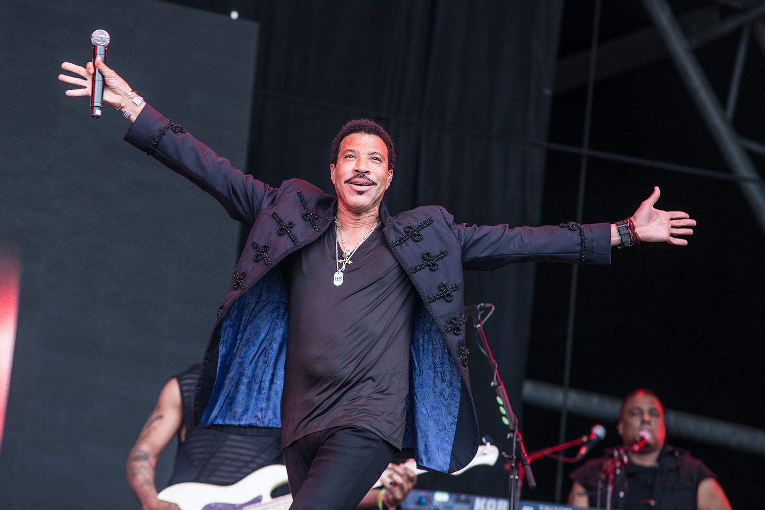 Lionel Richie embraces Glastonbury 2015’s legend slot
