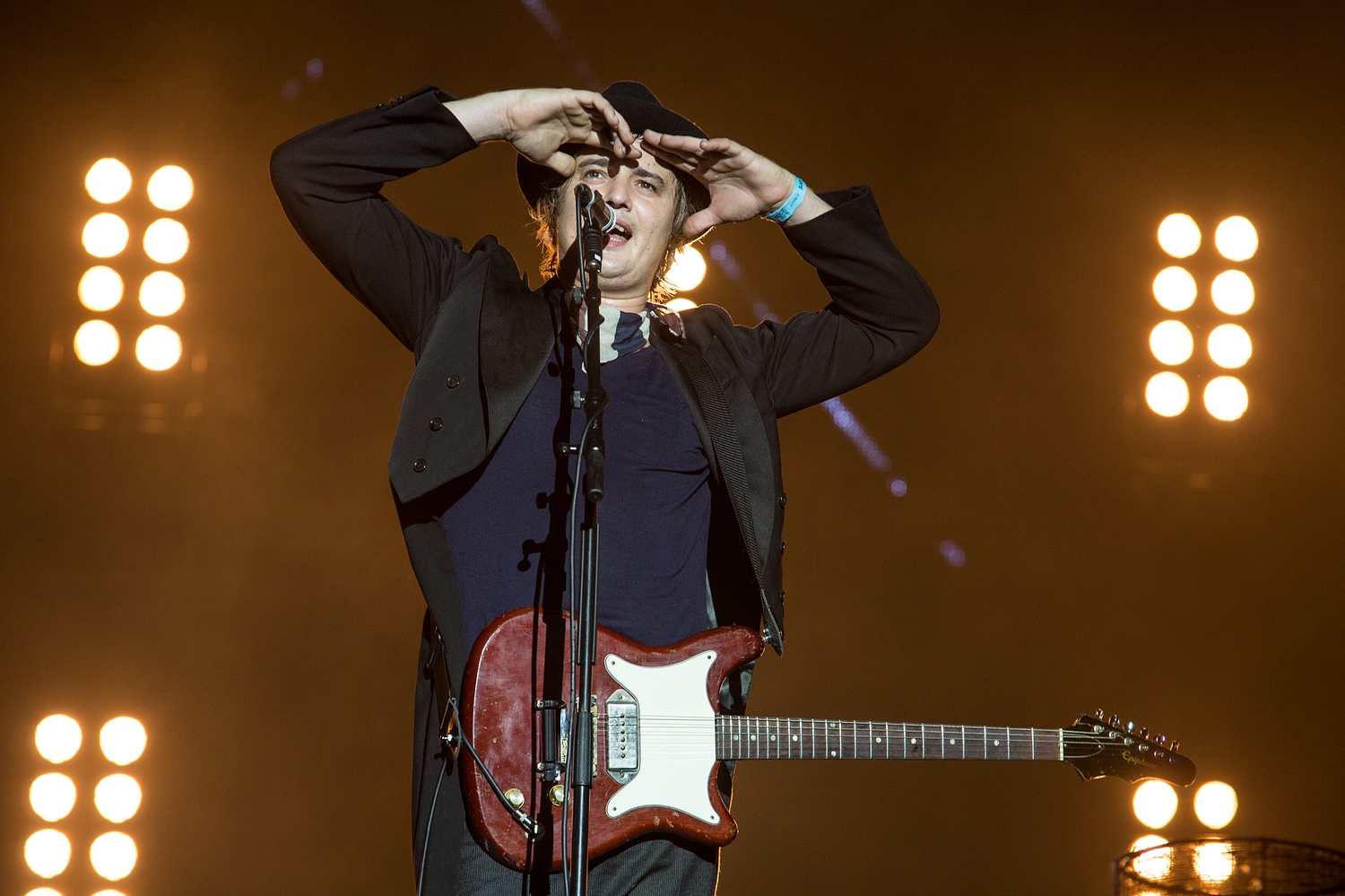 The Libertines return in smoky, shambolic style at Reading 2015