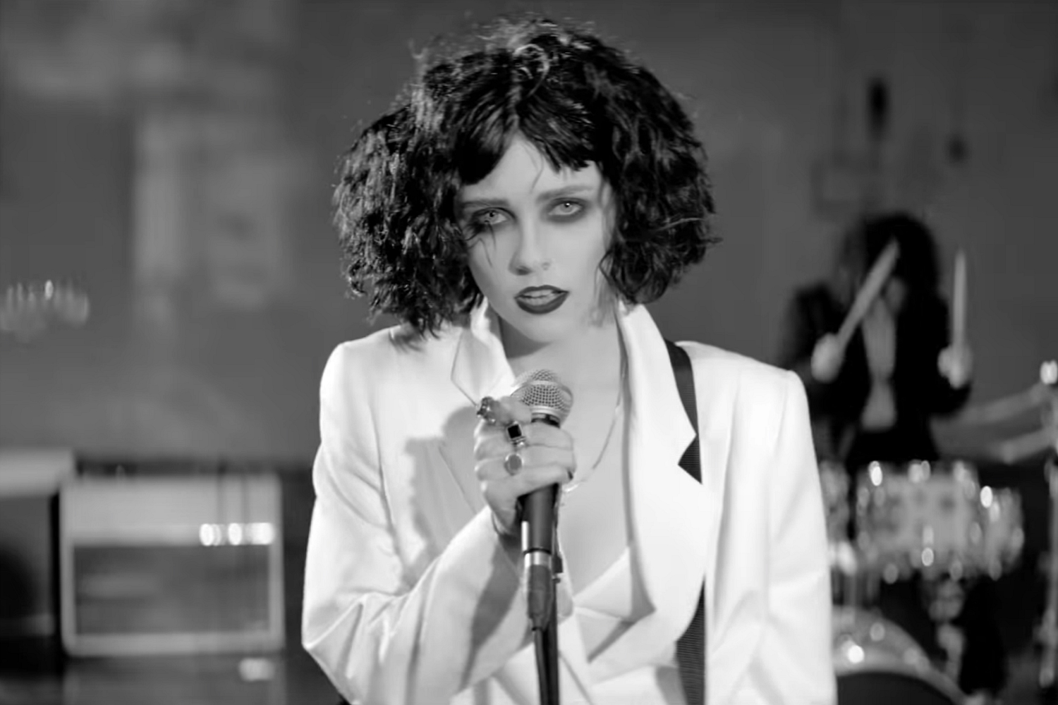 Pale Waves unveil video for 'Kiss'