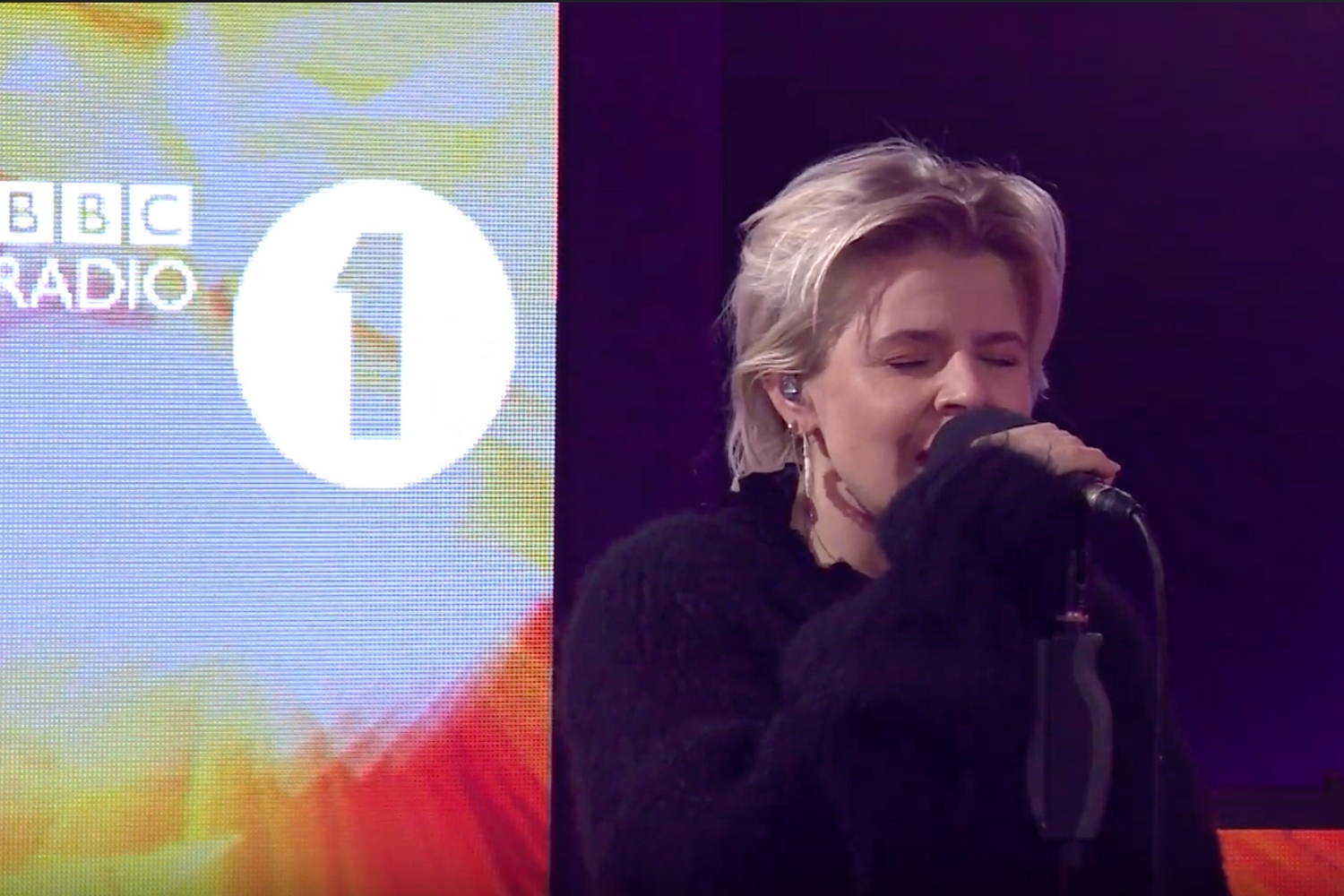 Robyn covers ‘Last Christmas’ and performs ‘Honey’ in the Live Lounge
