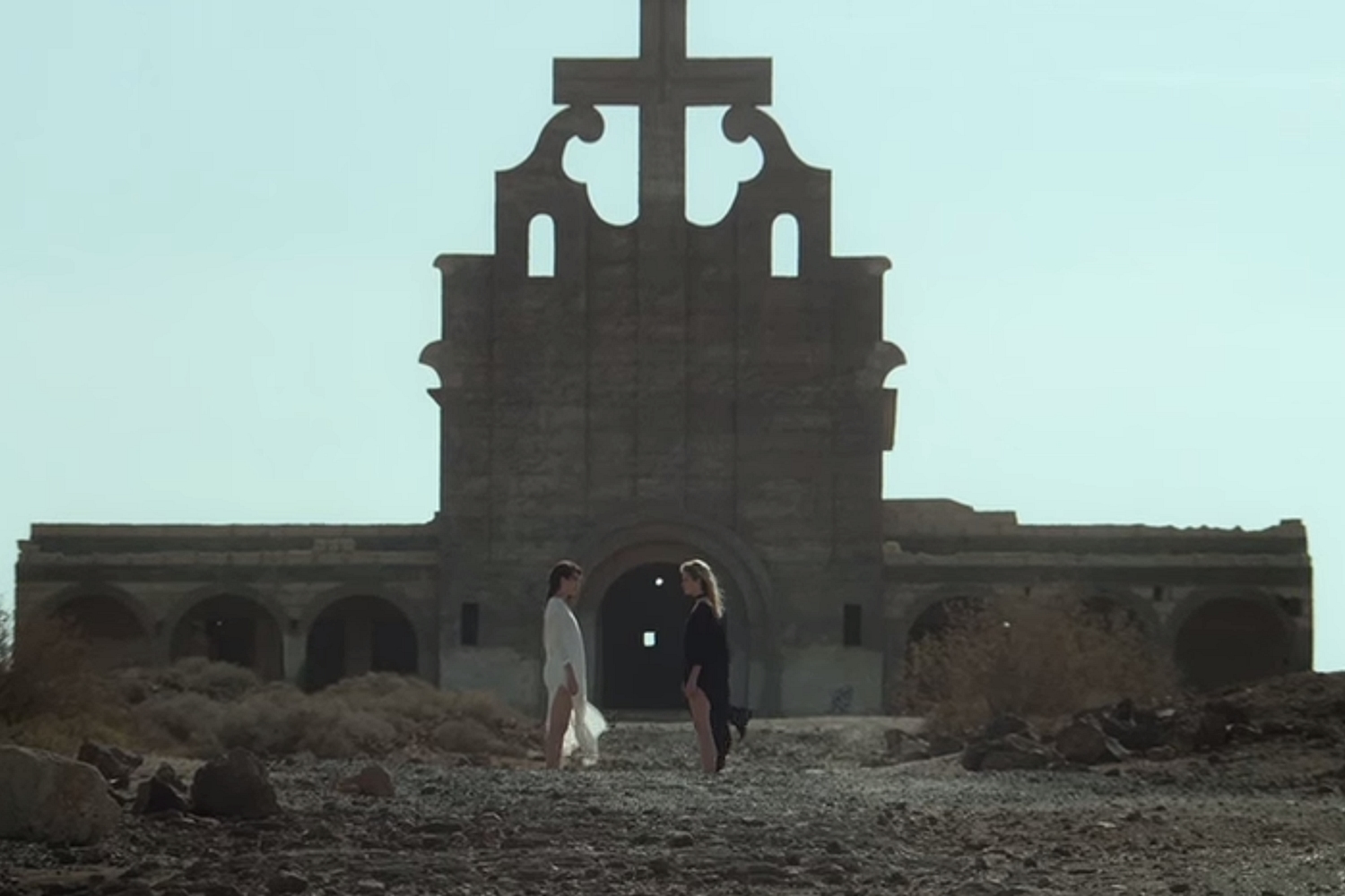 Say Lou Lou take to the desert for ‘Nothing But A Heartbeat’ video