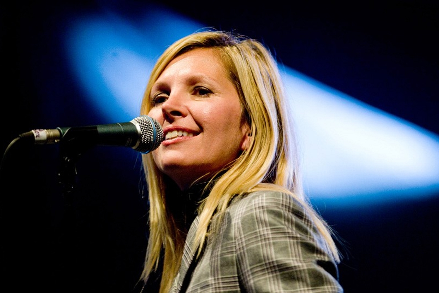 Saint Etienne’s Sarah Cracknell announces solo album ‘Red Kite,’ shares ‘On The Swings’