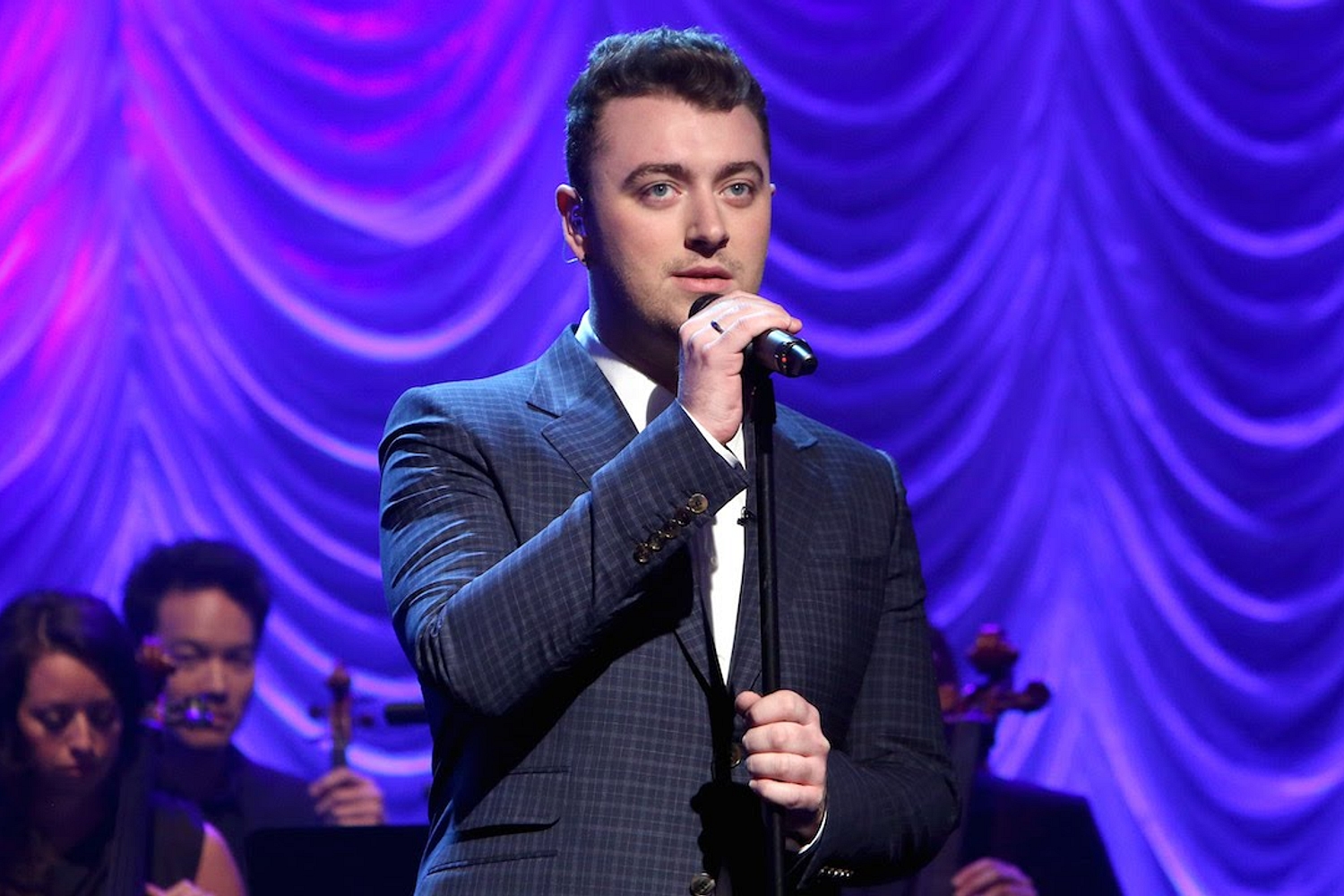 Sam Smith performs ‘Lay Me Down’ on Ellen