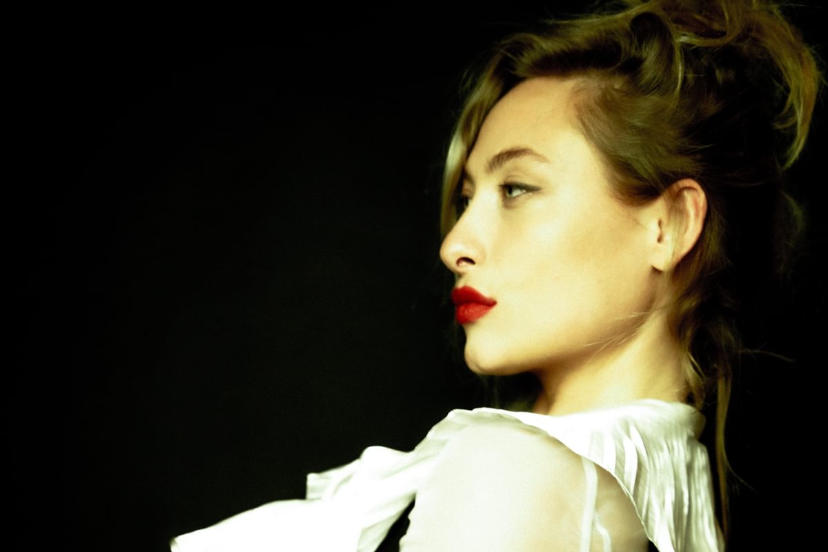 Samantha Urbani on debut solo album 'Showing Up' • Interview • DIY Magazine - Vimarsana News
