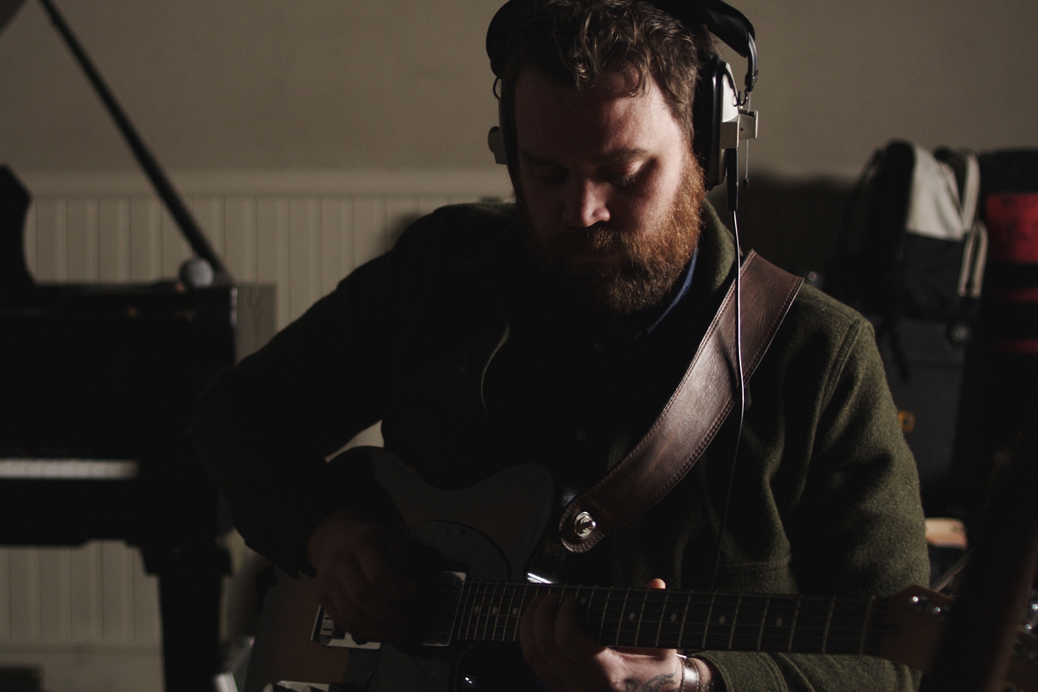 See Scott Hutchison perform Frightened Rabbit’s ‘Poke’ on US television