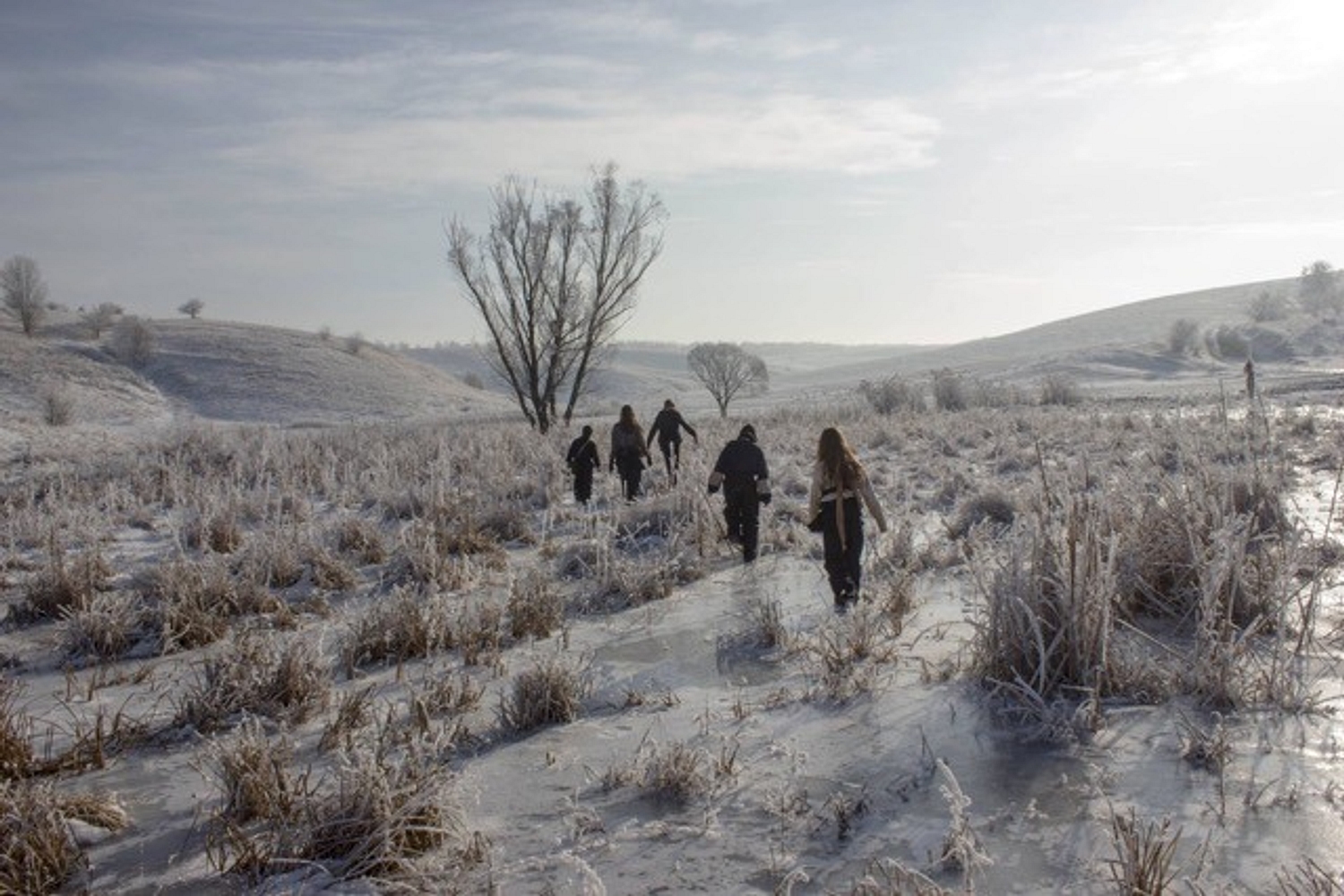 Skott gets frosty in ‘Glitter & Gloss’ video