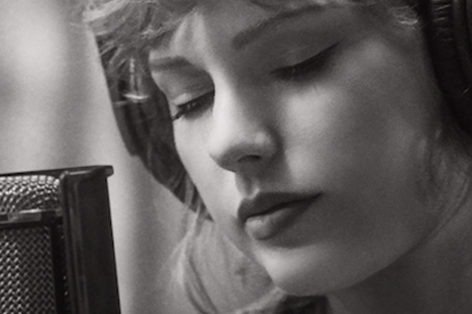 Taylor Swift teases re-recorded material with snippet of ‘Love Story’