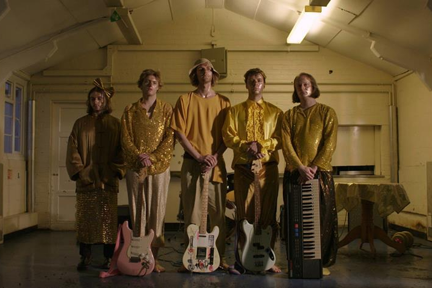 Tiña share new ‘Dip’ video