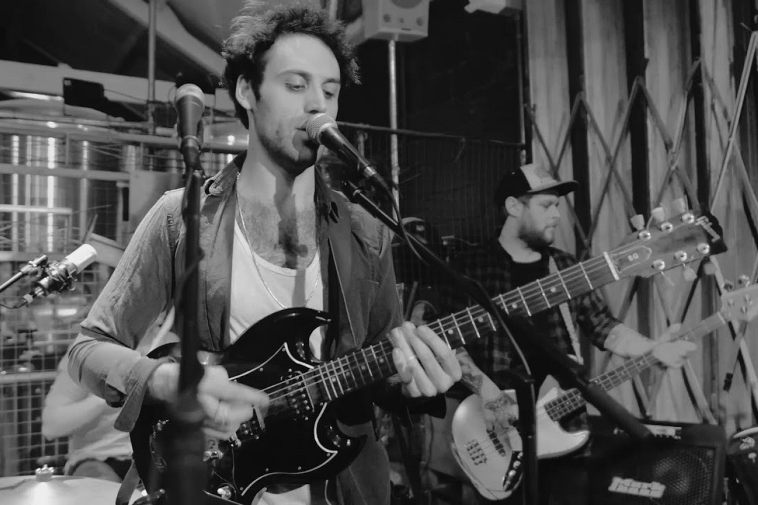 Watch Ulysses Wells’ video for ‘Back With the People’, filmed at his Big Indie Big Nights show
