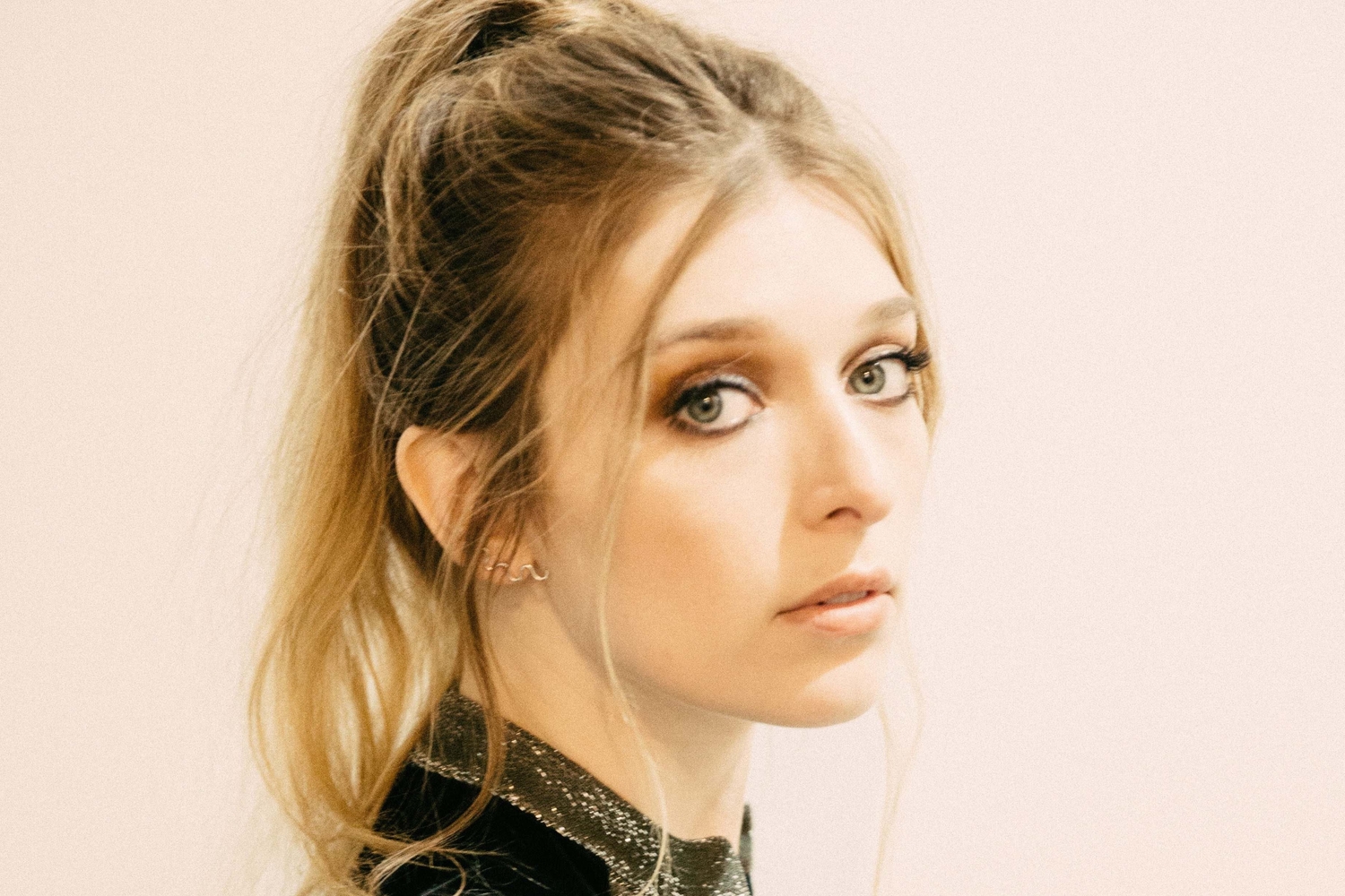 VÉRITÉ is releasing debut album ‘Somewhere In Between’ inJune