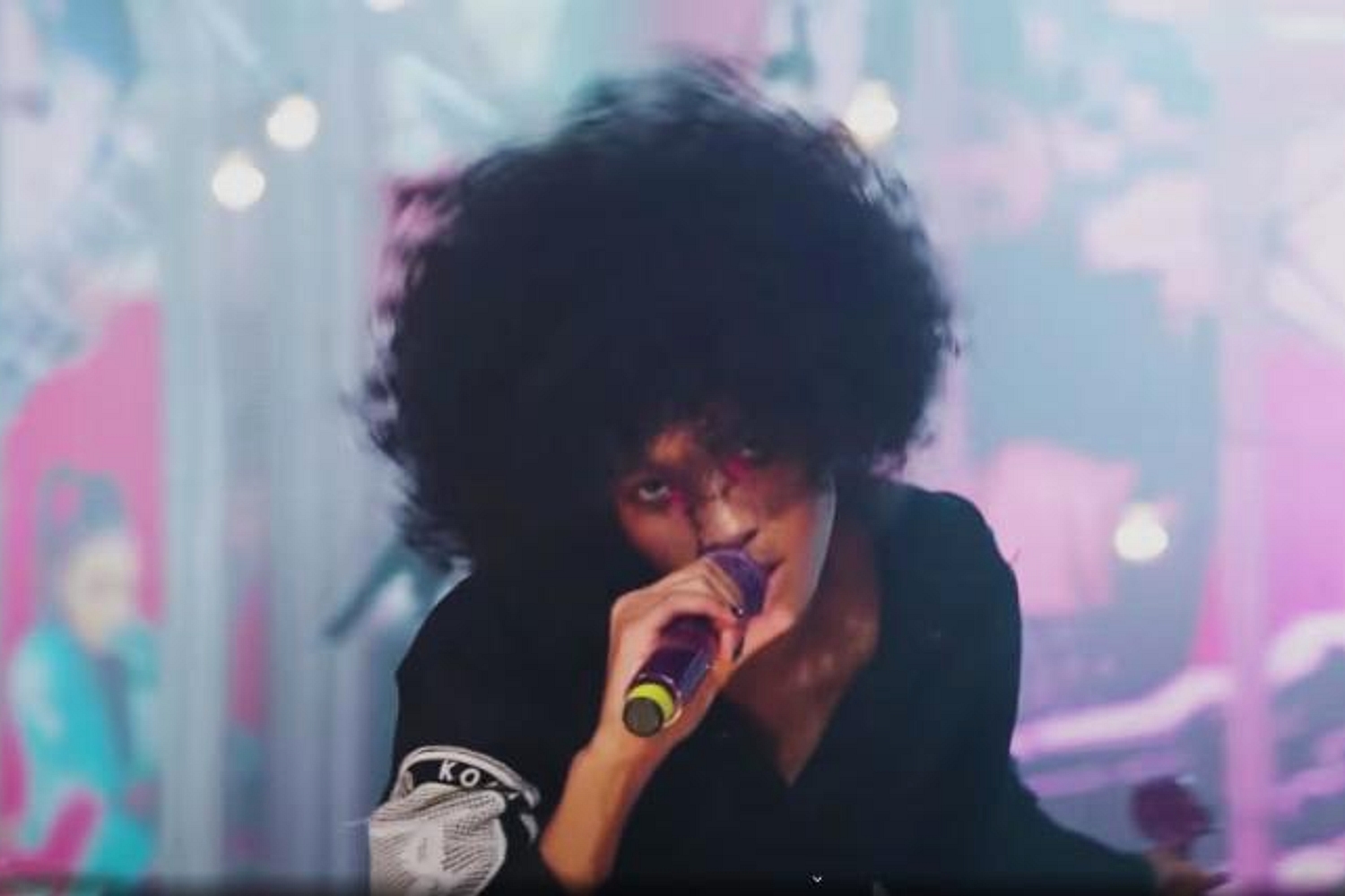WILLOW performs ‘t r a n s p a r e n t s o u l’ on Jimmy Fallon