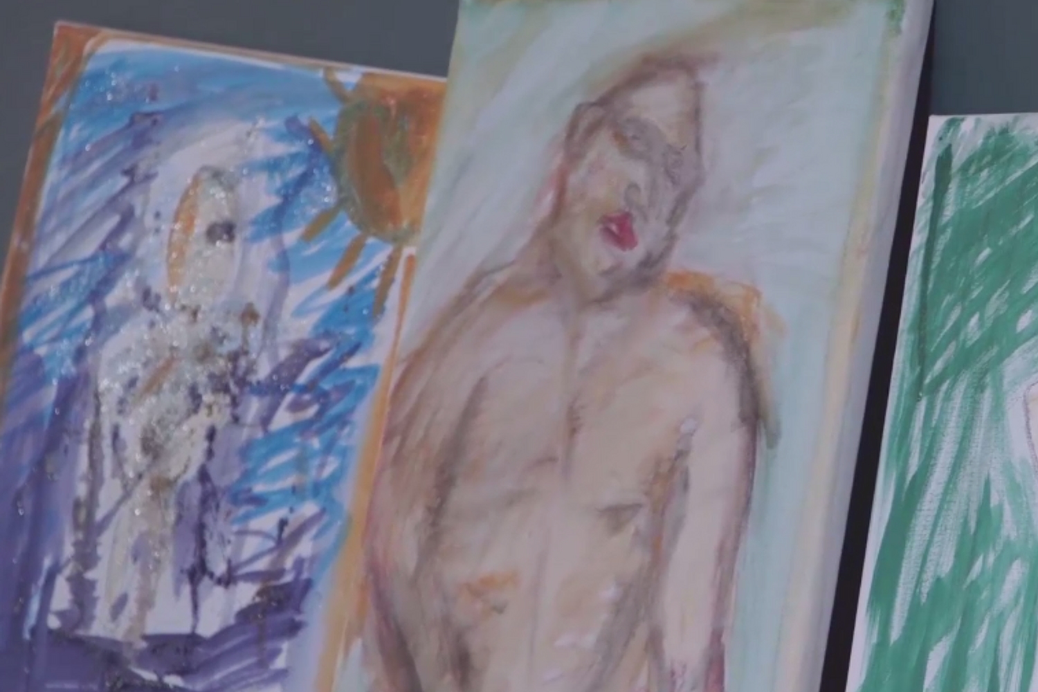 Watch Wolf Alice do life drawing (with glitter)